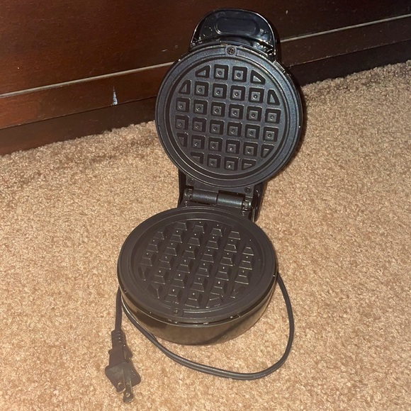 Bella - Mini Waffle Maker - Black : PREOWNED, BUT GREAT CONDITION. NO DAMAGES - Picture 3 of 13